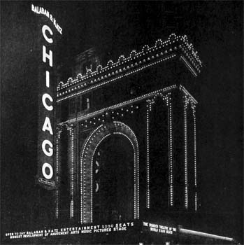 Façade in 1921, showing stud lighting highlighting the resemblance to the Arc de Triomphe