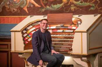 Pasadena Civic Auditorium, Los Angeles: Greater Metropolitan Area: Organist Mark Herman at the console