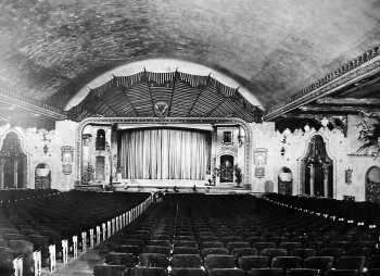 Auditorium in 1926, courtesy Cinema Treasures user <i>Comfortably Cool</i> (JPG)
