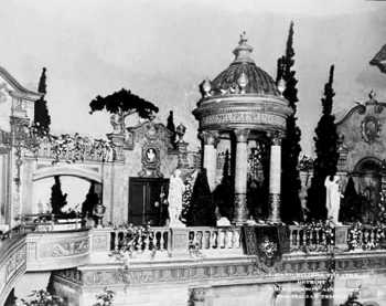 Auditorium detail as photographed in 1927, courtesy Cinema Treasures user <i>kinospoter</i> (JPG)