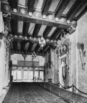 Two-story lobby in 1928, courtesy Cinema Treasures user <i>LouRugani</i> (JPG)