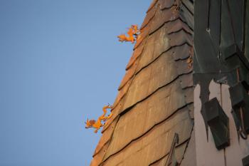 TCL Chinese Theatre, Hollywood: Dragons on pagoda roof