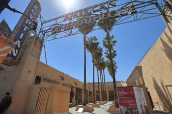 Egyptian Theatre, Hollywood: Forecourt Entrance from street
