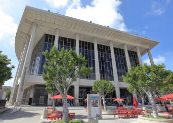 Los Angeles Music Center, Los Angeles: Dorothy Chandler Pavilion from the Music Center Plaza
