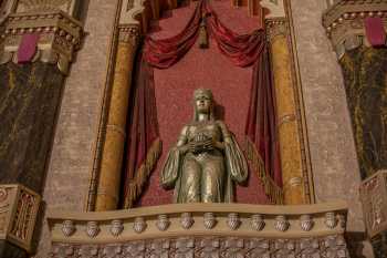 Oriental Theatre, Milwaukee, American Midwest (outside Chicago): Statue