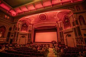 Oriental Theatre, Milwaukee, American Midwest (outside Chicago): Auditorium in red