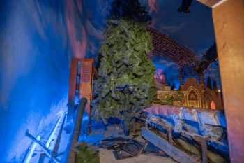 Paramount Theatre, Anderson, American Midwest (outside Chicago): Auditorium crawl duct behind trees