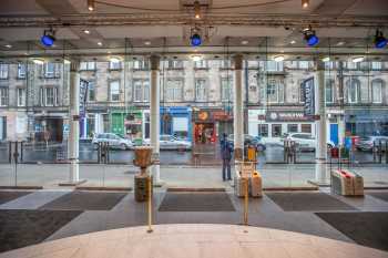 Royal Lyceum Theatre Edinburgh: Lobby looking to street