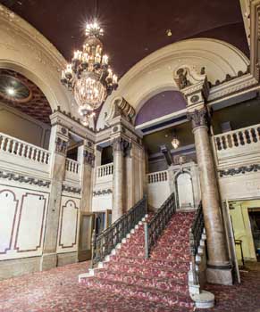 Tower Theatre, Los Angeles: Lobby from entrance